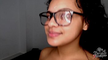 Elle aime être enregistrée pendant que son amie la baise et se retrouve devant son visage. Diana Marquez-INSTAGRAM: THE.2001.XPERIENCE