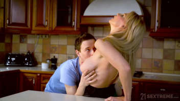 Une femme mûre séduit jeune homme avec ses gros seins