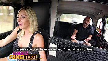 Femme fausse taxi Une blonde plantureuse chevauche la queue de passagers chanceux pour payer le tarif