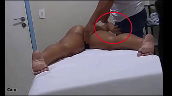 Une caméra cachée filme un client en train de se faire masturber par une masseuse